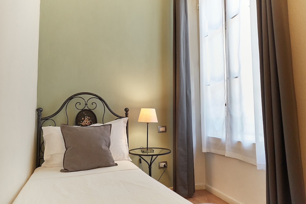 Single Room, 1 Twin Bed, Ensuite, City View (Vista Duomo) photo 2