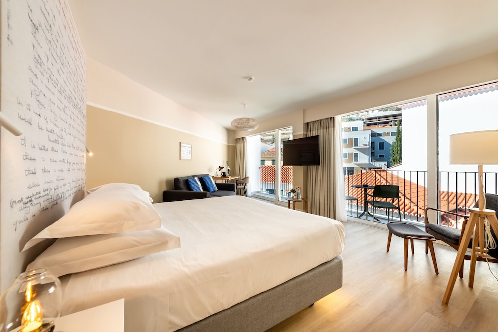 Family Room, City View - Photo 9