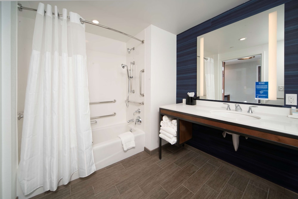 Room, 2 Queen Beds, Accessible, Bathtub - Photo 6