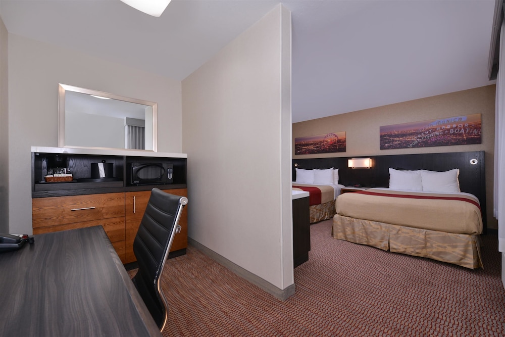 Suite, 2 Queen Beds, Non Smoking, Balcony