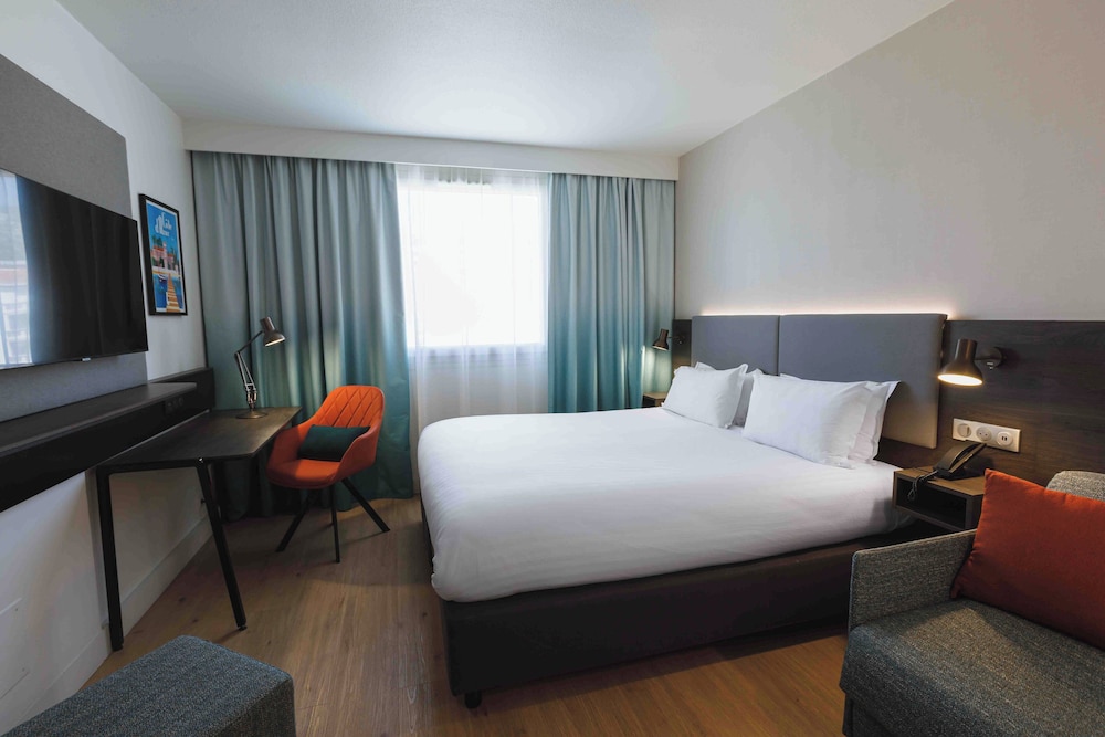 Suite, 1 Queen Bed with Sofa bed - Photo 4