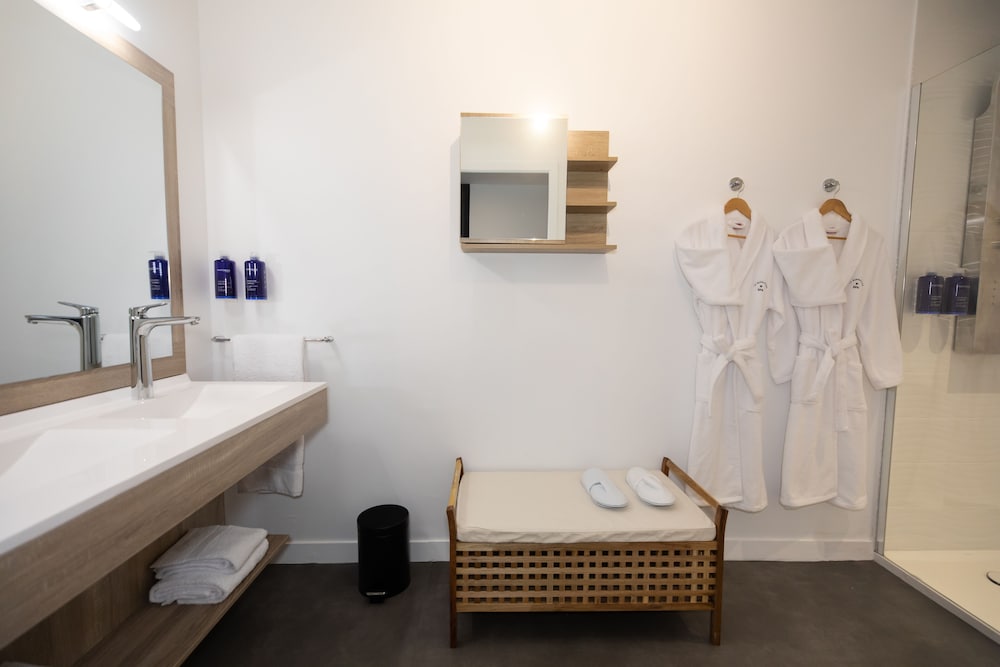 Premium Double Room - Photo 8