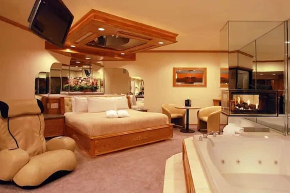 Deluxe Whirlpool Suite photo 1