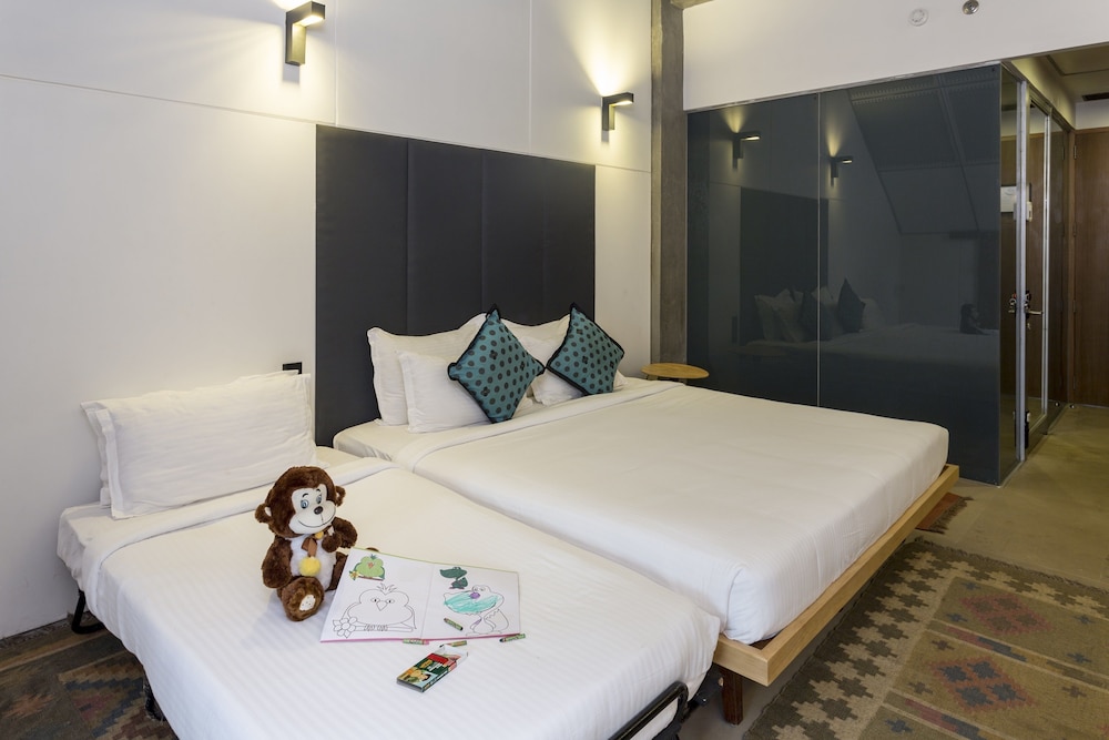 Deluxe Room, 1 King Bed photo 3