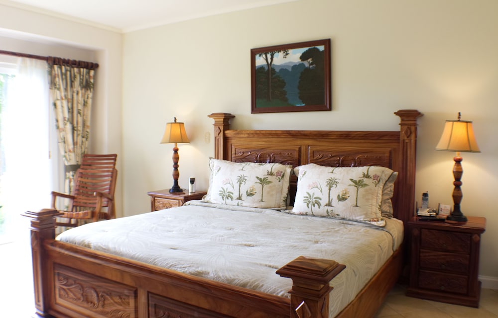 Luxury Condo, 3 Bedrooms, Concierge Service, Beachside