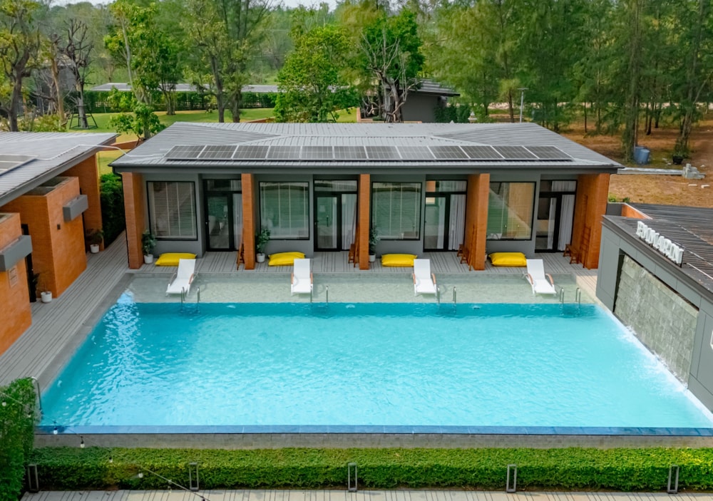 Grand Room, 1 King Bed, Poolside - Photo 5