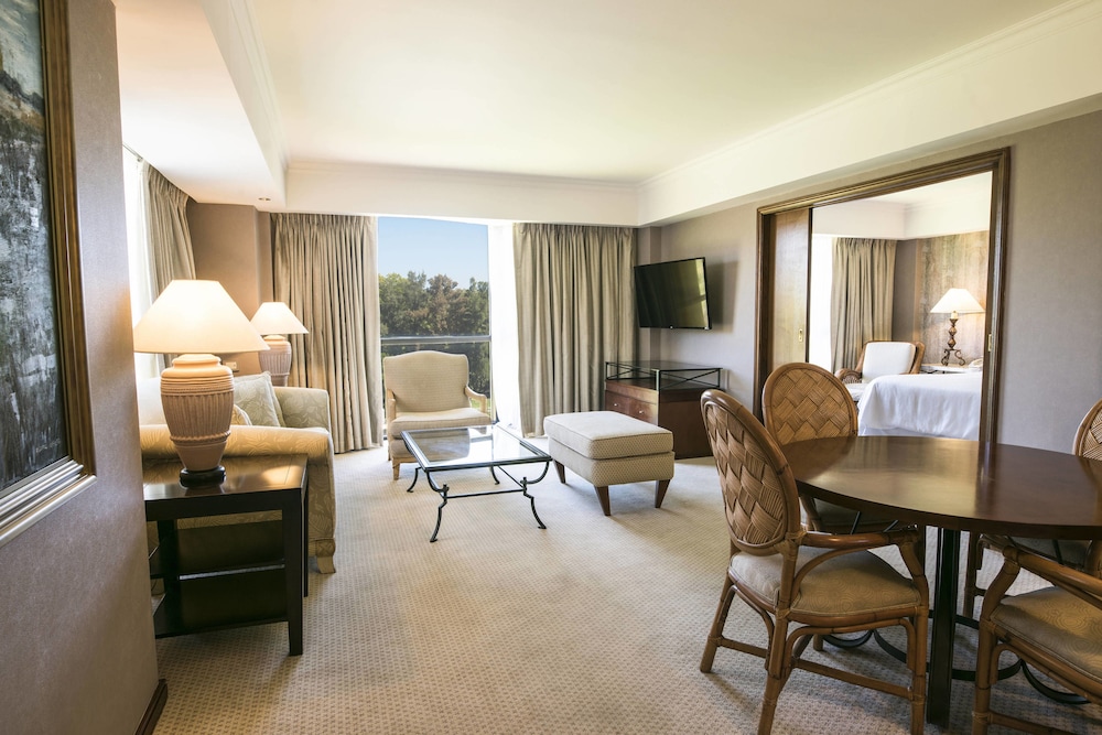Suite, 2 Bedrooms, Corner photo 2