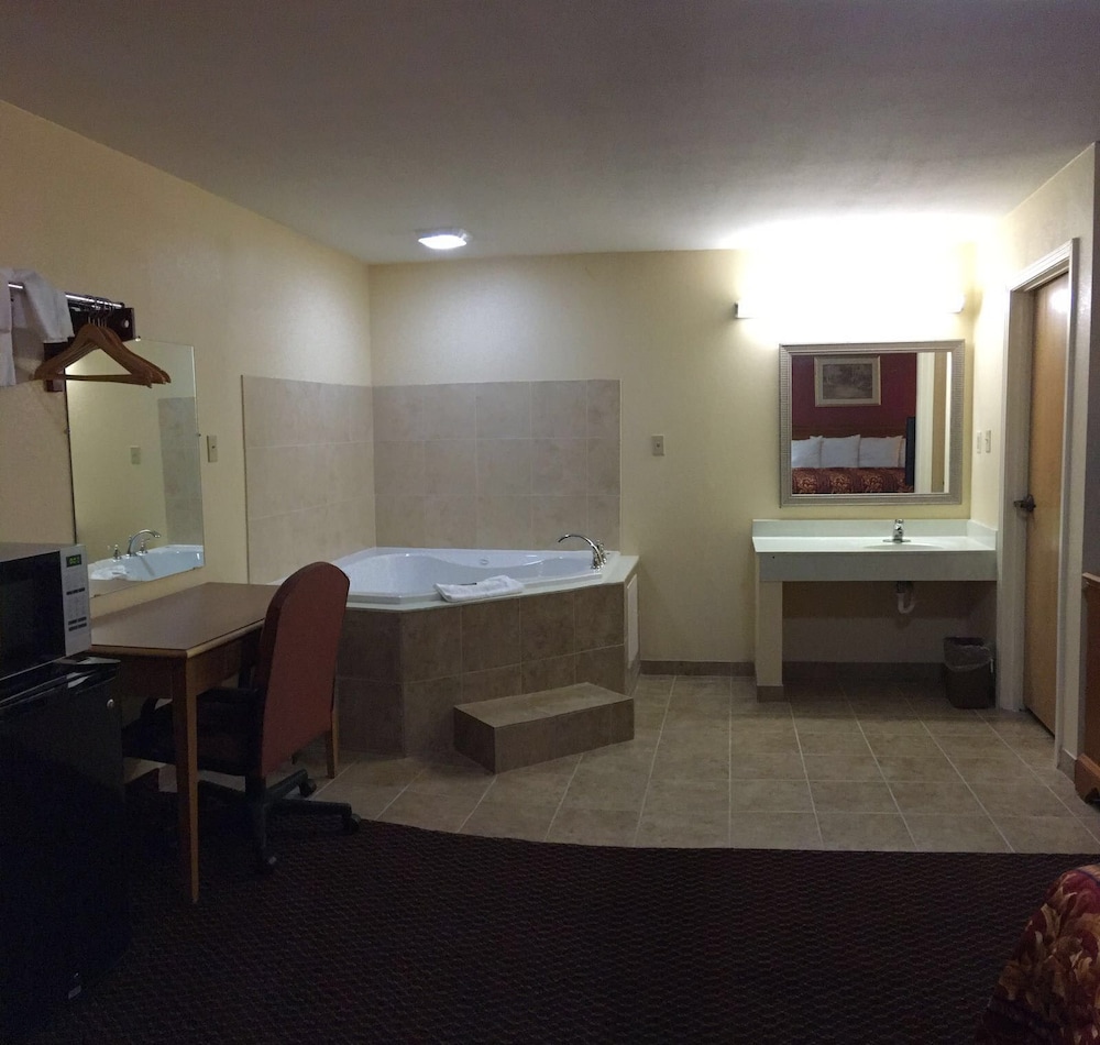 Classic Suite, 1 King Bed, Non Smoking, Jetted Tub photo 3
