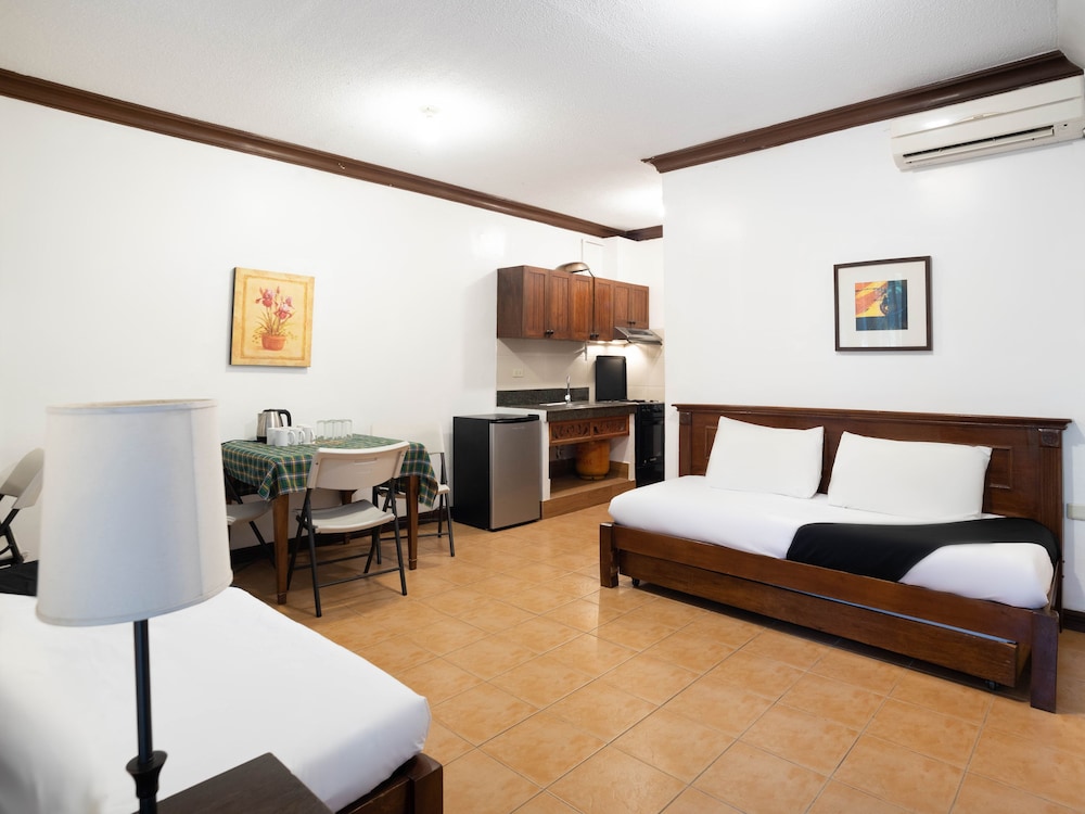 Superior One Bedroom Apartment - Photo 2