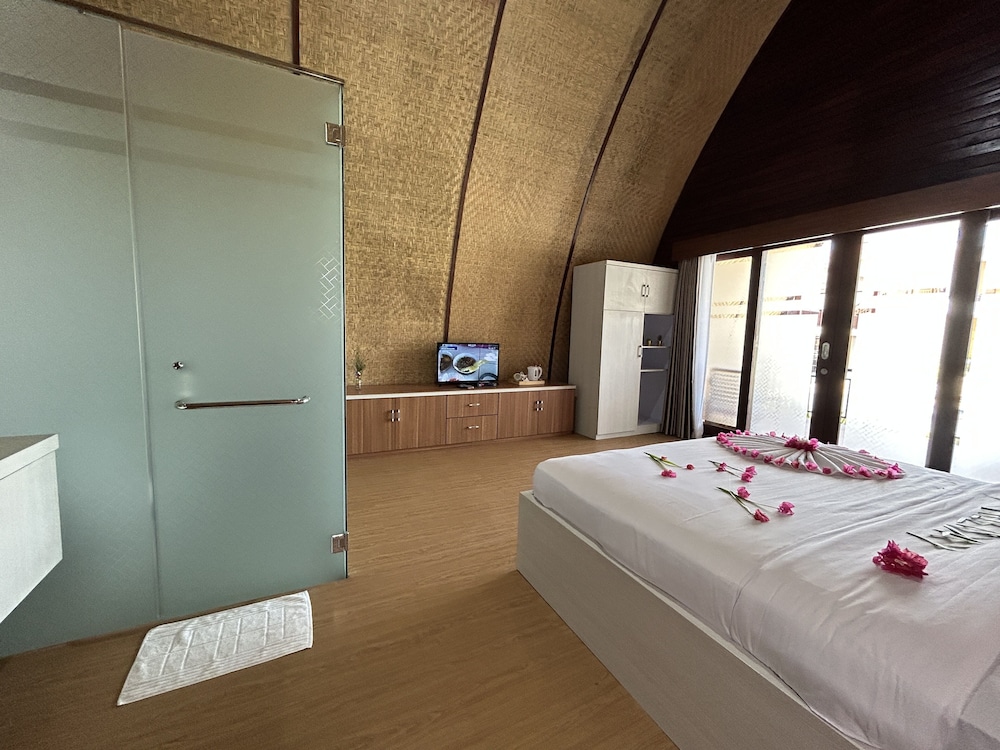 Poolside Villa - Photo 2