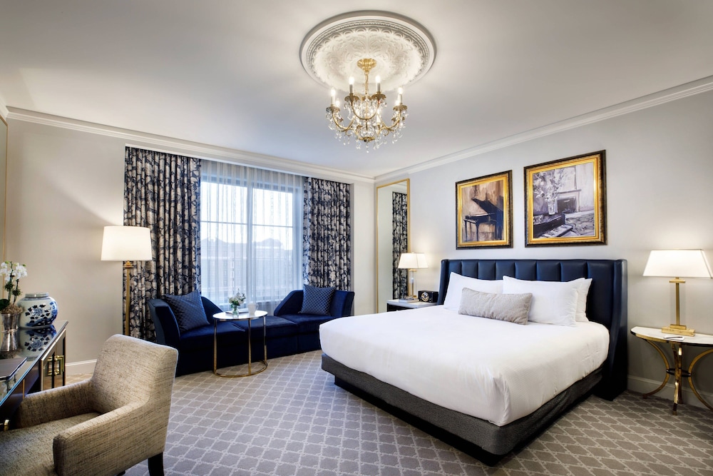 Room, 1 King Bed (Mobility/Hearing Access, Roll-In Shwr)