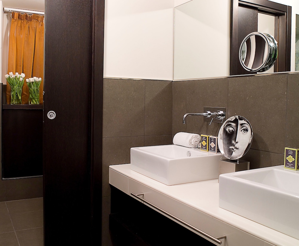 Deluxe Double Room thumbnail 6