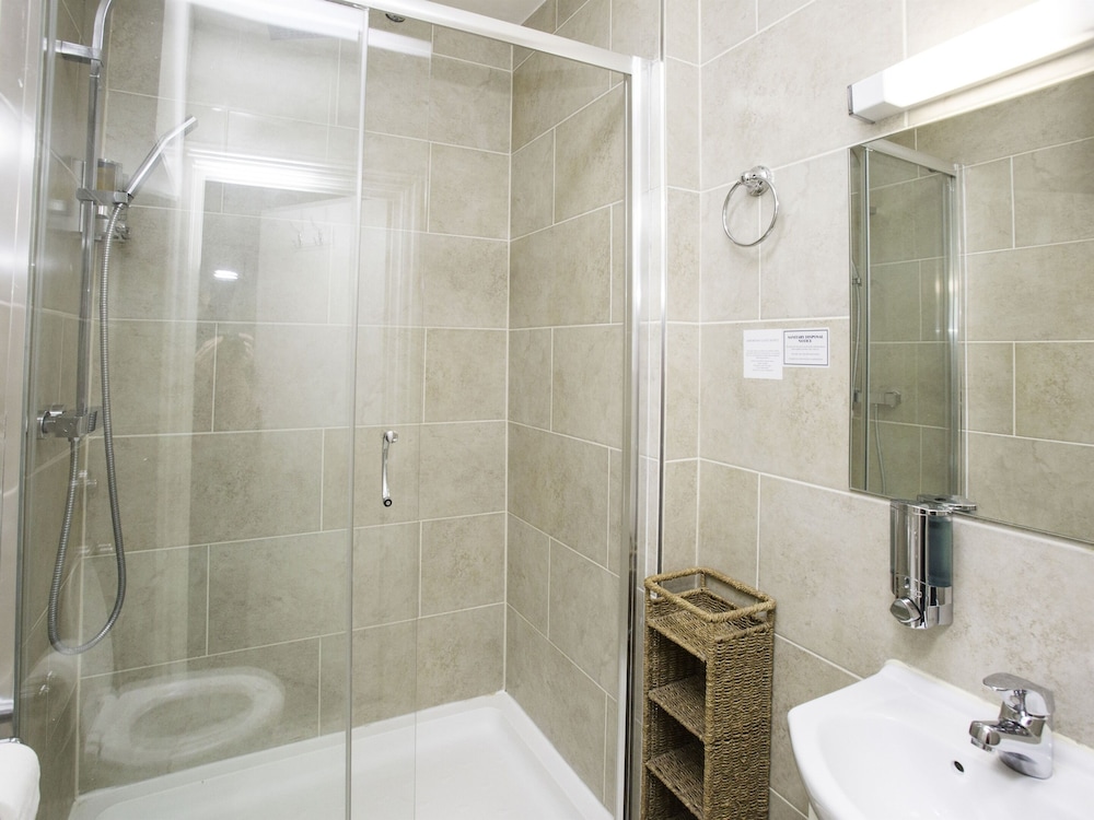 Standard Twin Room, Ensuite photo 2