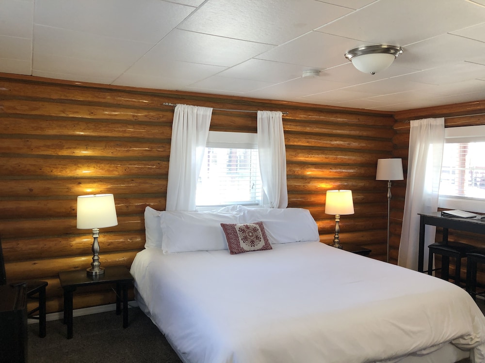 Traditional Cabin, 1 King Bed, Non Smoking (Cabin 17) photo 3