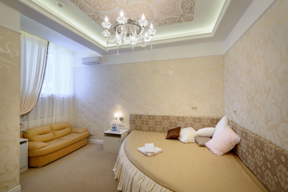 Signature Triple Room, 1 King Bed, City View photo 1