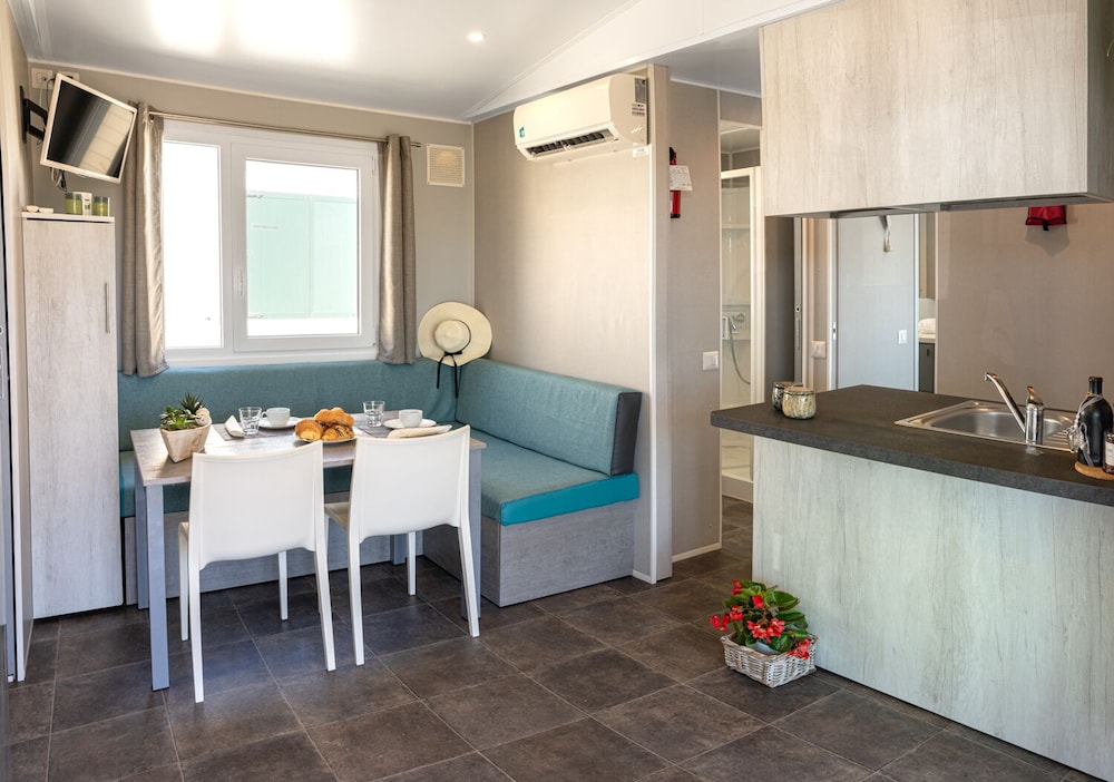 Mobile Home, Multiple Beds, 2 Bathrooms, Beachside (Gardenia) photo 2