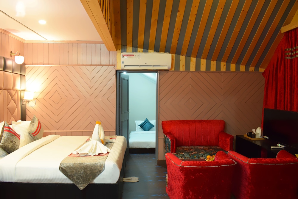 Executive One (Family Room) - Photo 7