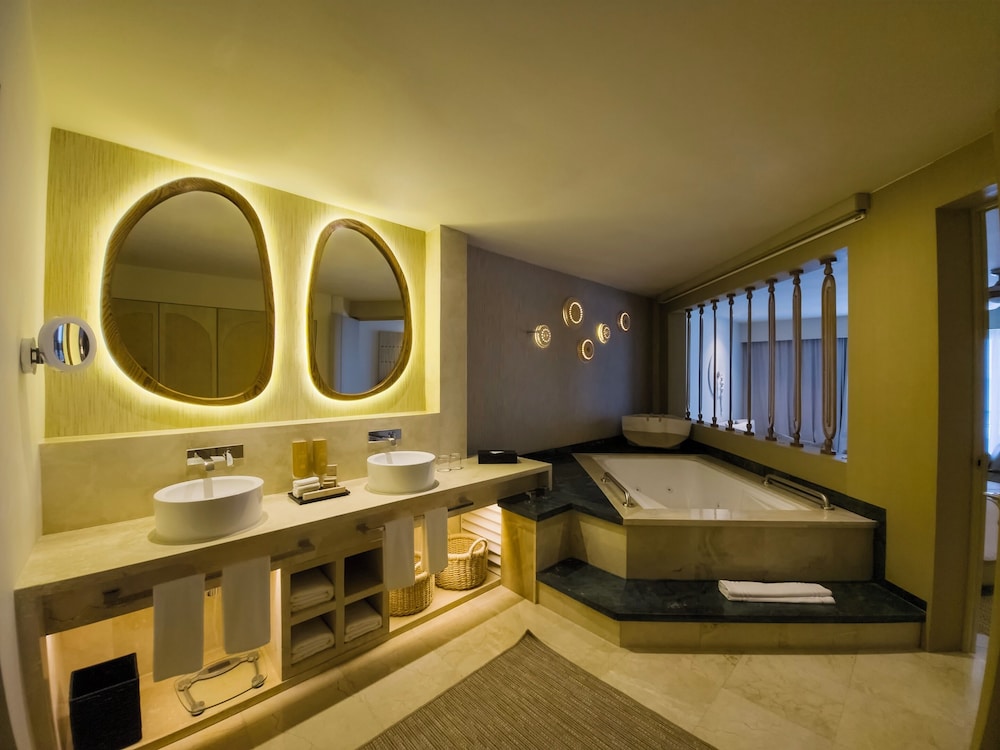 Royal Suite King Hot Tub thumbnail 5