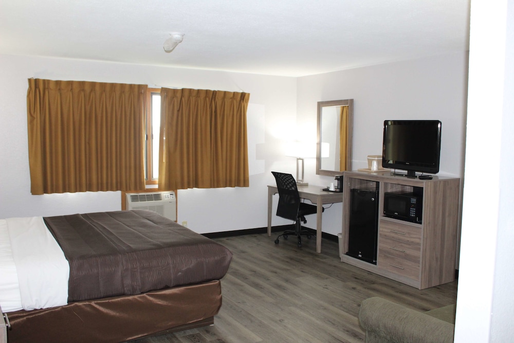 Standard Room, 1 King Bed, Non Smoking, Refrigerator & Microwave (With Sofabed) photo 1