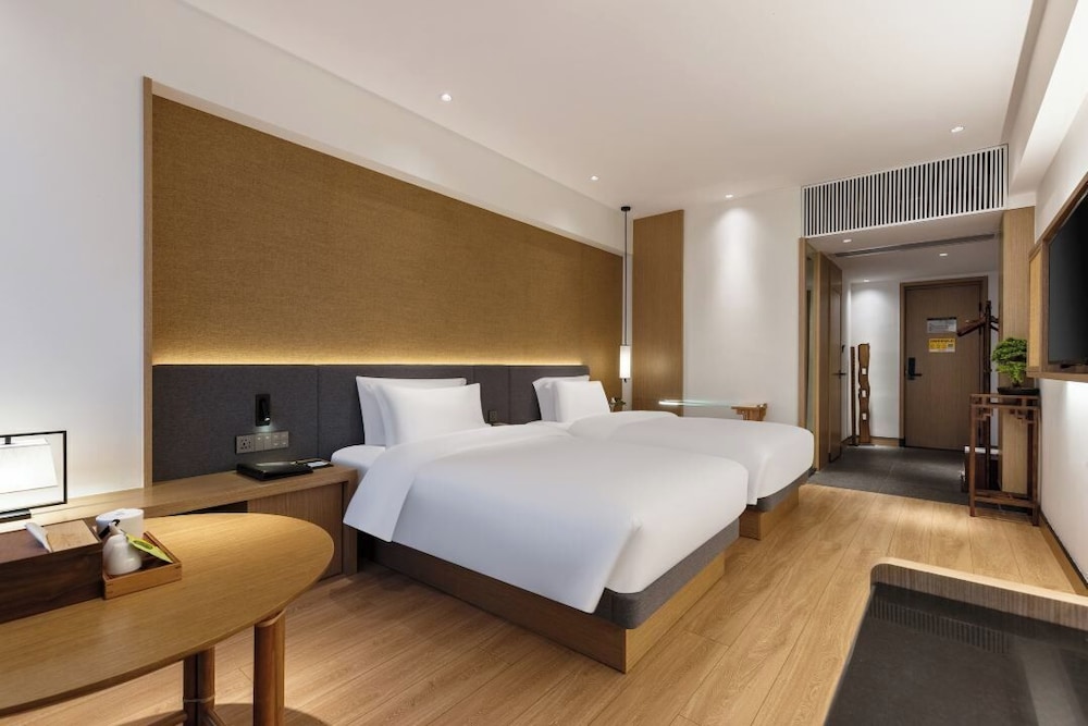 Senior Twin Room, Balcony, City View
