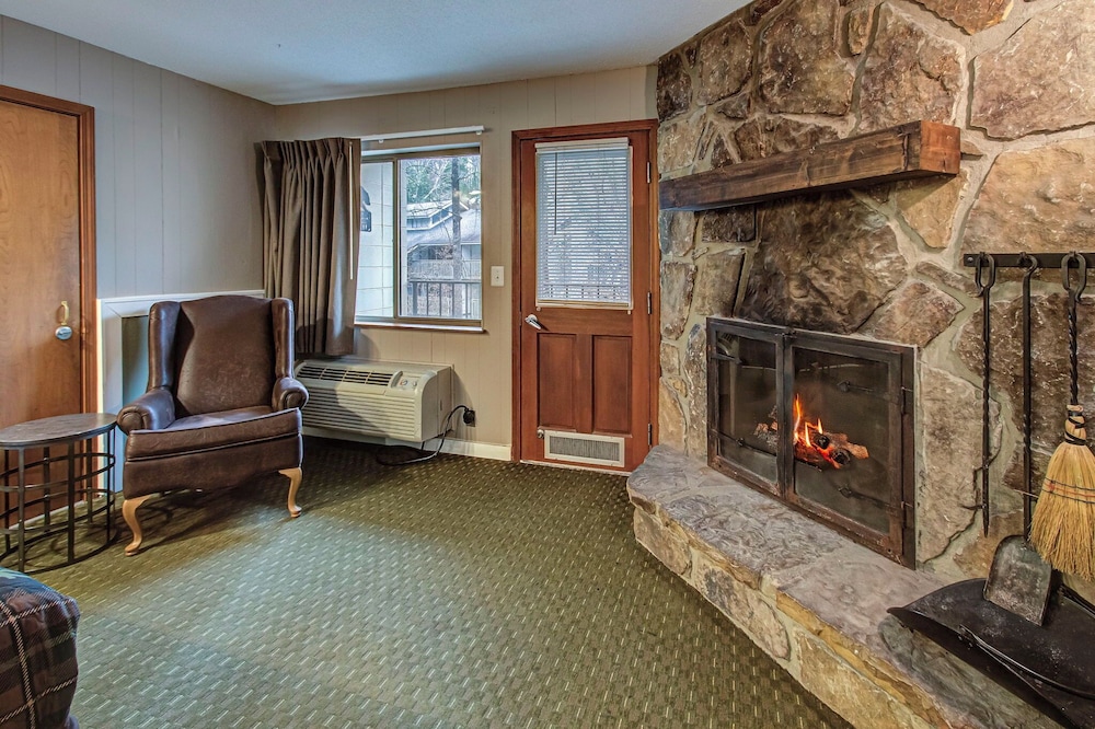Riverside Deluxe 2-Queen Beds with Fireplace - Photo 3