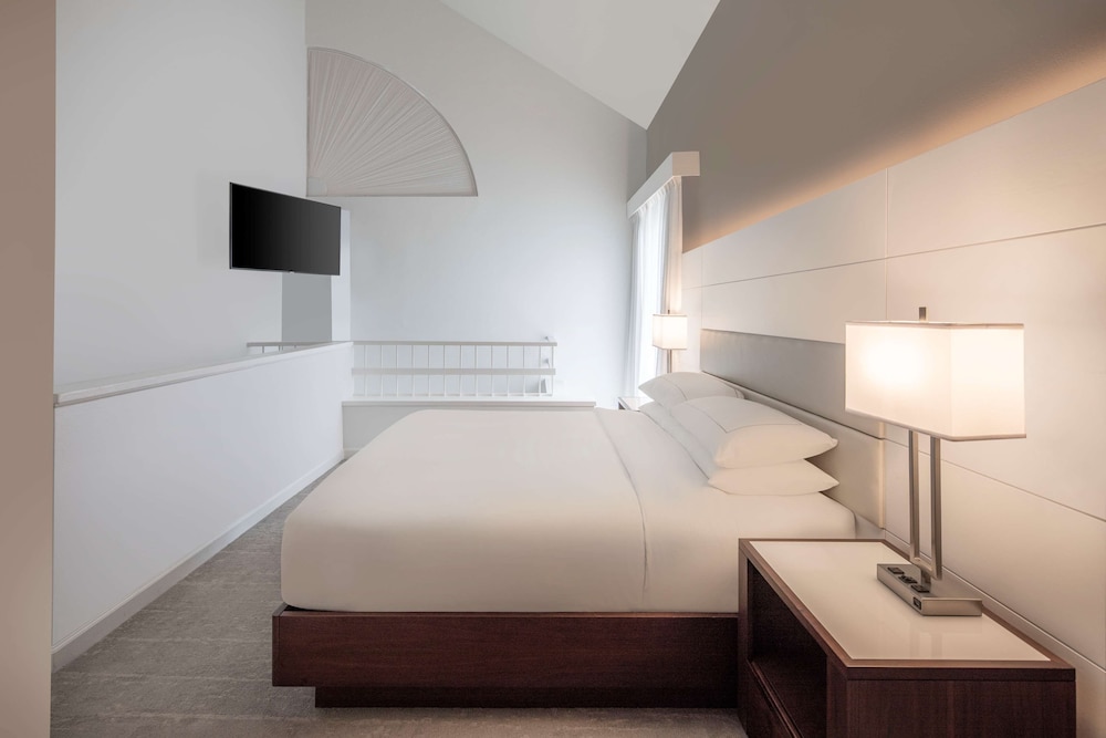 Duplex, 1 King Bed (2 Balcony)