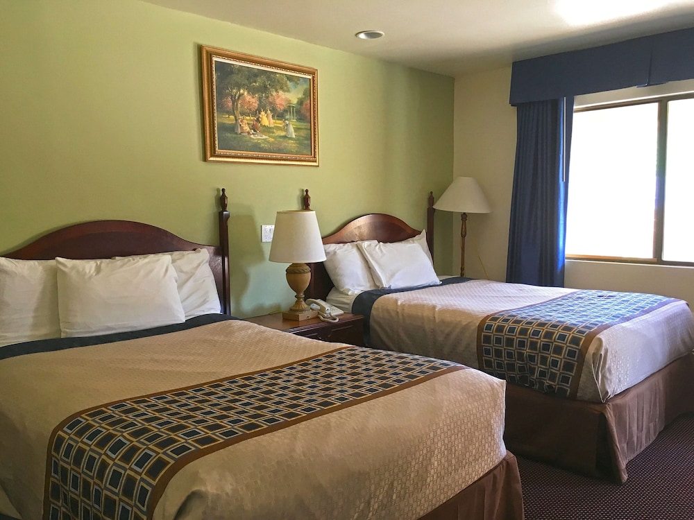 Room, 2 Double Beds, Non Smoking - Photo 9