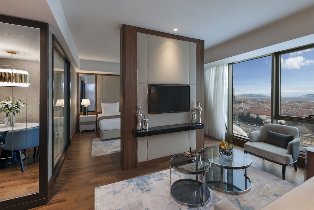 Suite with King Size Bed, Sea View