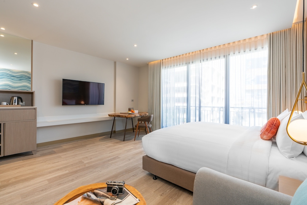 Superior Room with Balcony - Photo 7