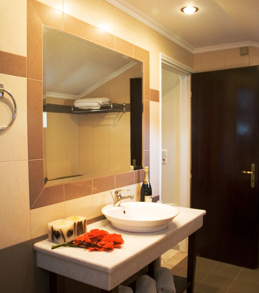 House, 2 Bedrooms photo 2