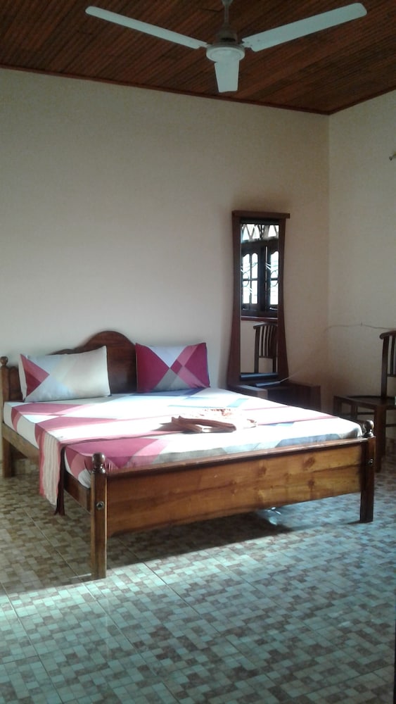 Economy Double Room, 1 Queen Bed photo 3