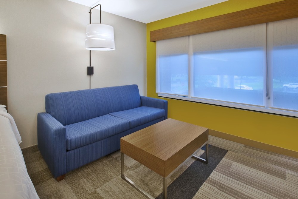 Suite, Multiple Beds (Additional Living Area) - Photo 3