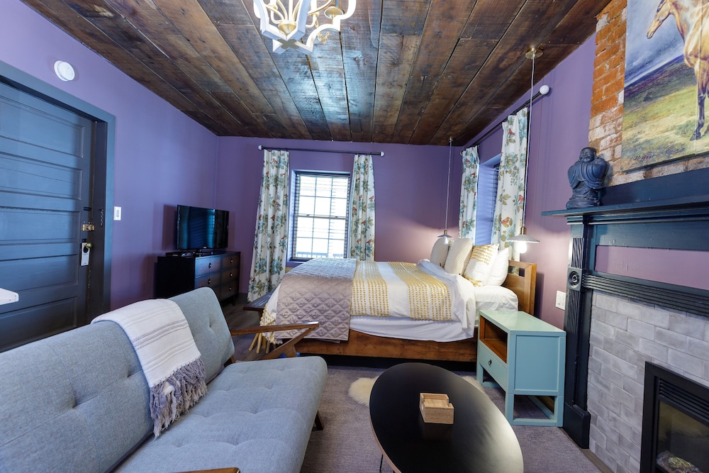 Standard Room, 1 King Bed (No Pets) photo 3