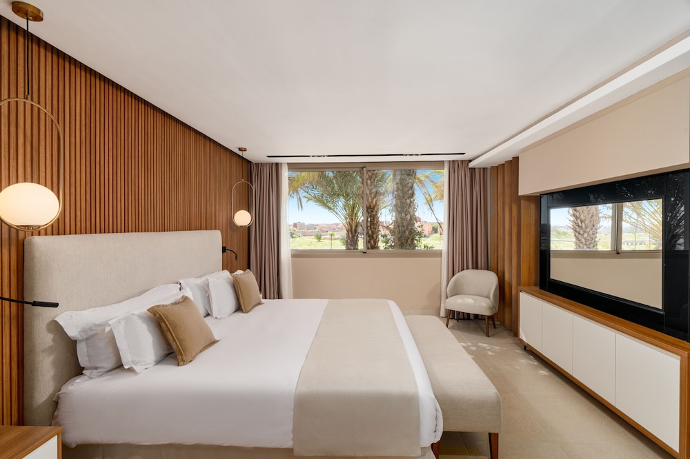 Premium Suite, 1 King Bed Garden View