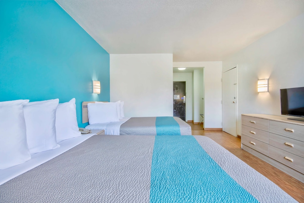 Standard Room, 2 Double Beds, Accessible, Non Smoking photo 2