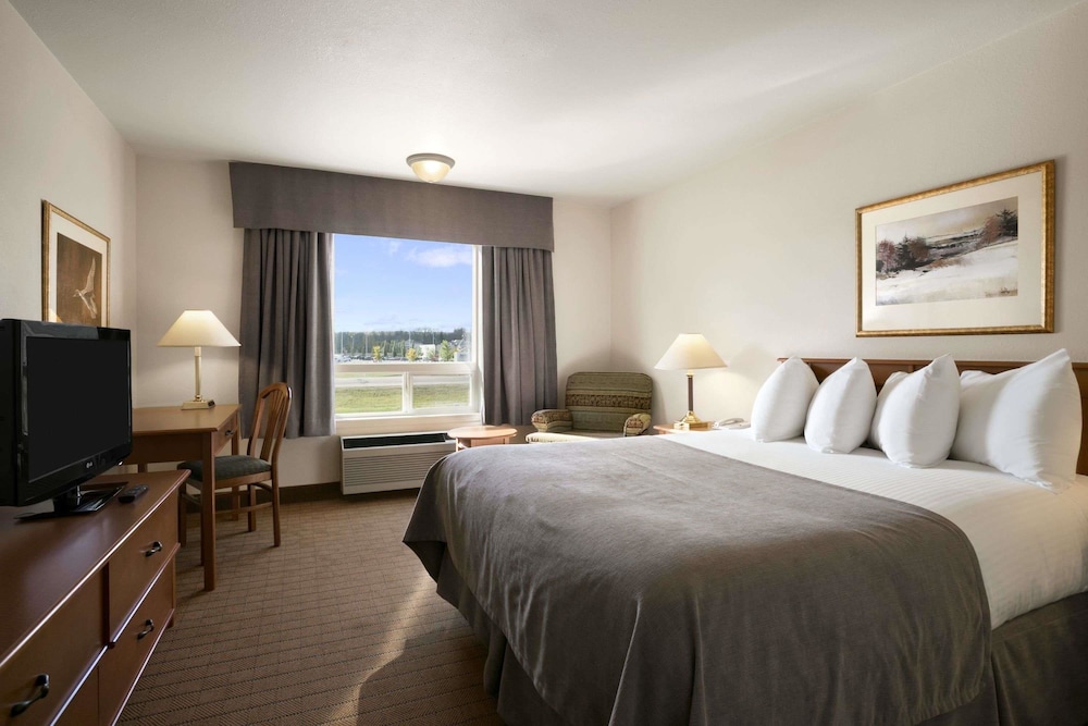Suite, 1 Queen Bed, Non Smoking, Kitchenette (One-Bedroom) - Photo 3