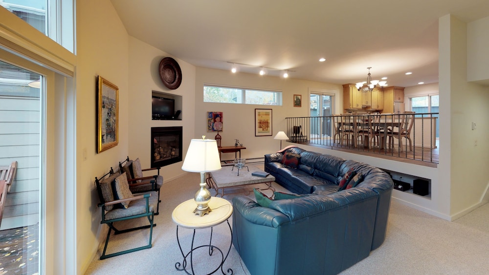 Condo, 2 Bedrooms (Gold)