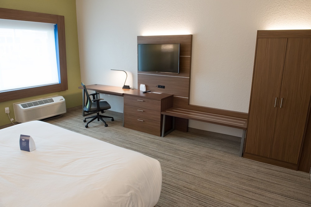 Suite, 1 King Bed, Accessible (Communications) - Photo 3