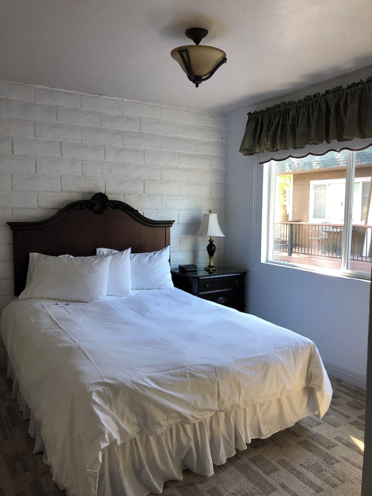 Deluxe Room, Multiple Beds, Lake View photo 2