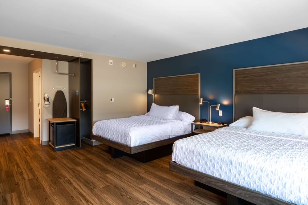 Room, 2 Queen Beds, Accessible (Roll-In Shower) - Photo 3