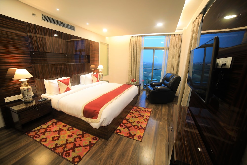Premium Studio Suite, 1 King Bed, Accessible photo 2