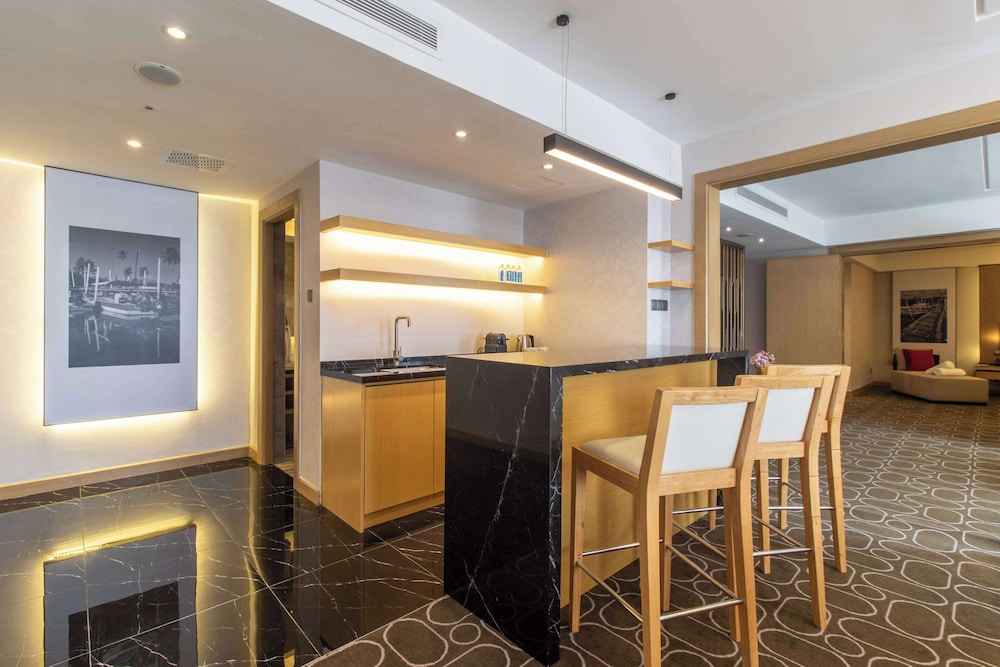 Suite, 1 King Bed (3 Bay) - Photo 2
