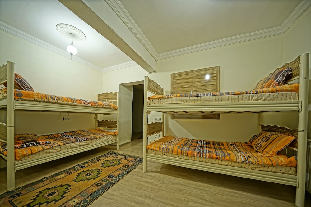 Shared Female Dormitory Bayanlar
