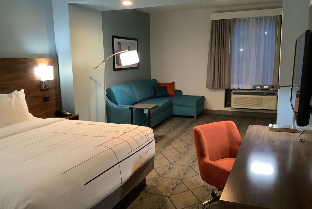 Suite, 1 King Bed, Non Smoking - Photo 2