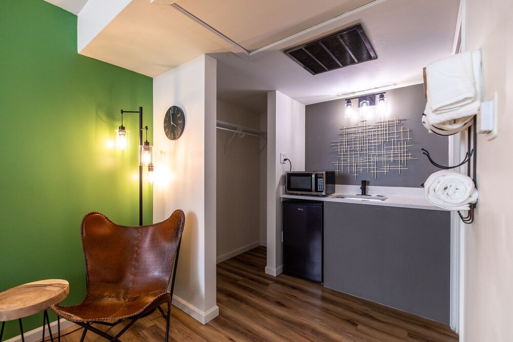 Premium Quadruple Room, 2 Queen Beds, Non Smoking, Refrigerator & Microwave photo 3