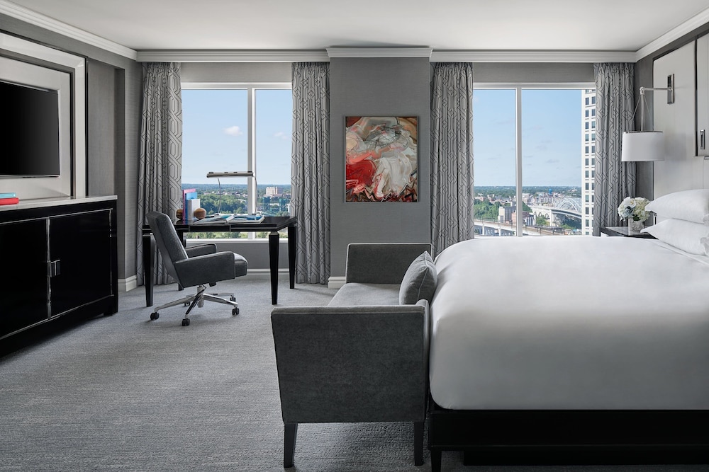 Premier Room, 1 King Bed - Photo 6