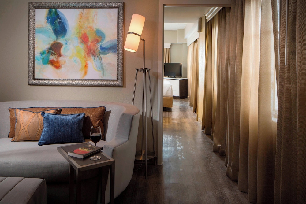 Suite, 1 Bedroom - Photo 1