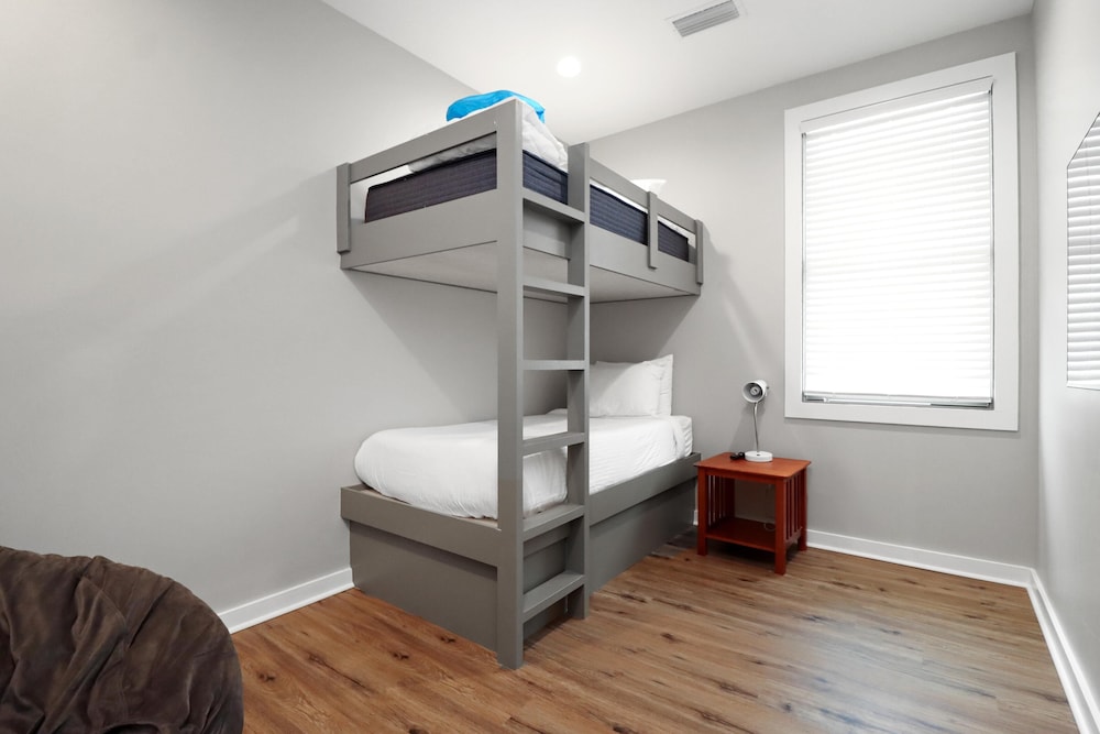 House, Multiple Beds (Gin Fizz)