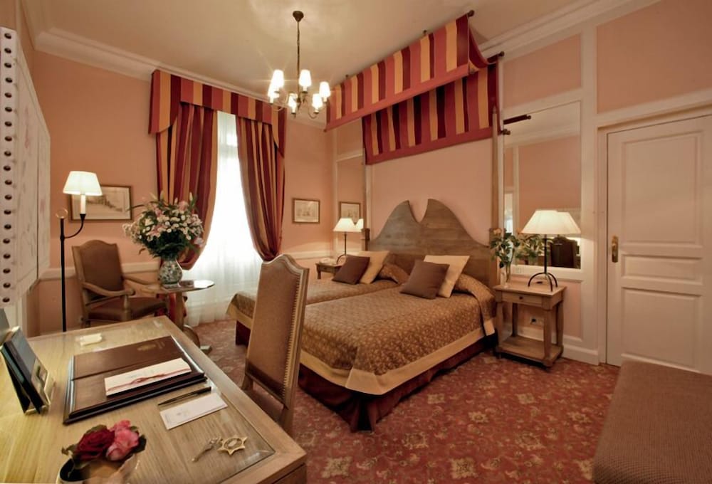 Superior Room overlooking the gardens and ramparts - a king-size bed - Photo 9