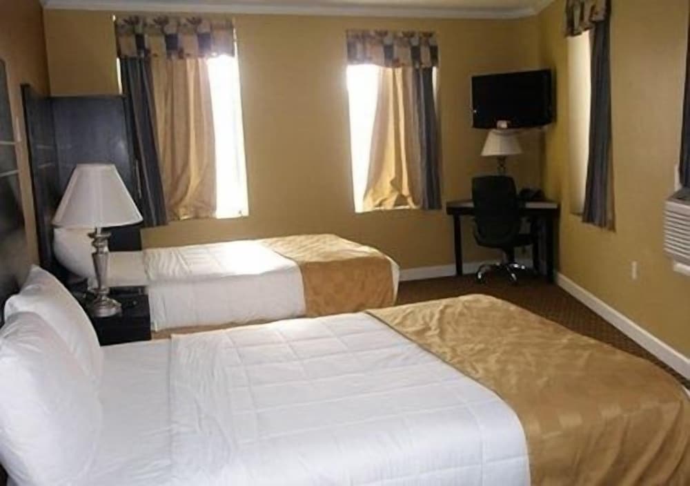 Standard Quadruple Room, 2 Double Beds, Non Smoking photo 2